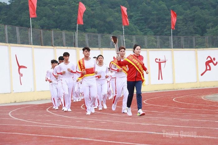 Các vận động viên thể thao xuất sắc của tỉnh thực hiện nghi thức chạy rước đuốc, mở đầu cho Đại hội thể dục, thể thao tỉnh lần thứ nhất.