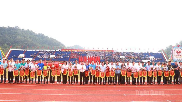 Các đồng chí lãnh đạo tỉnh trao cờ lưu niệm cho các đoàn vận động viên tham dự Đại hội.