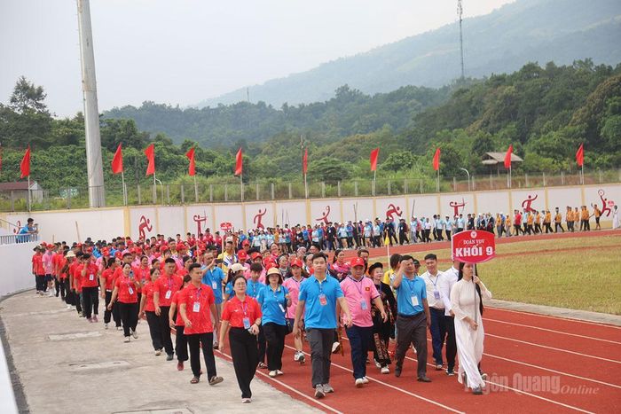 Các đoàn vận động viên diễu hành tại lễ khai mạc.