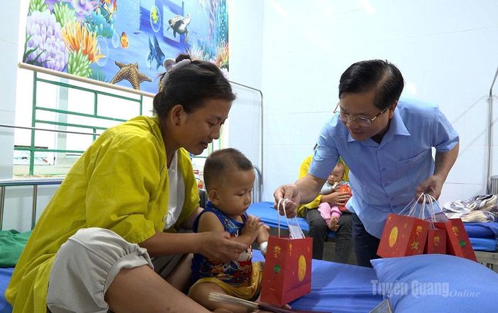 Đồng chí Trần Quang Minh, Ủy viên Ban Thường vụ Tỉnh ủy, Trưởng ban Tổ chức Tỉnh ủy thăm hỏi, tặng quà và động viên bệnh nhi.