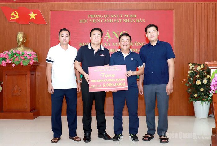 Lãnh đạo Báo và phát thanh, truyền hình Tuyên Quang trao 5 triệu đồng của Phòng Quản lý NCKH (Học viện Cảnh sát nhân dân) cho xã Ngọc Đường để tặng quà Trung thu cho học sinh.