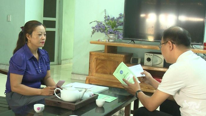 Bà Phạm Thị Hường, xã Chợ Đồn chủ động tham gia bảo hiểm xã hội tự nguyện, tích lũy cho tuổi già.