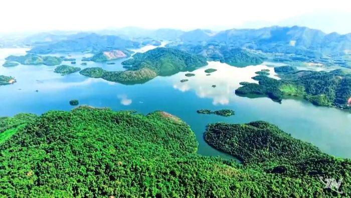 Một góc hồ Núi Cốc.