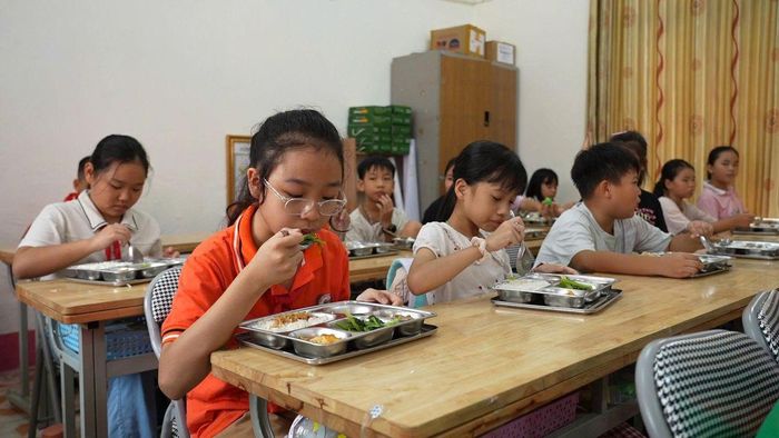 Bữa ăn bán trú tại Trường Tiểu học Trưng Vương (phường Phan Đình Phùng).