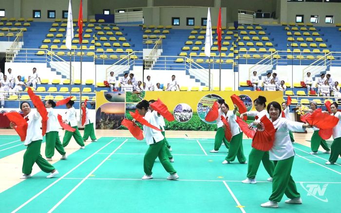 Tập thể dục dưỡng sinh giúp người cao tuổi cải thiện sức khỏe thể chất, tinh thần.