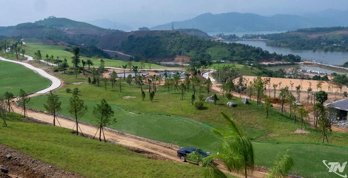 Tổ hợp khu vui chơi giải trí, nhà ở và sân golf Tân Thái Hồ Núi Cốc đang được hoàn thiện.