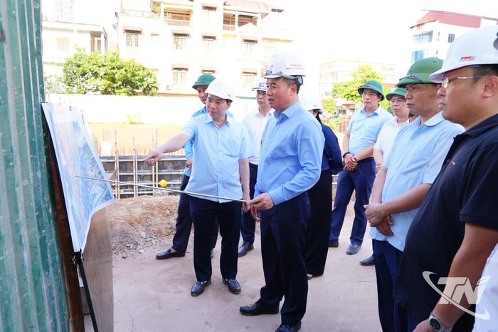 Đồng chí Chủ tịch UBND tỉnh kiểm tra tiến độ Công trình khẩn cấp chống ngập úng khu vực đường Hoàng Văn Thụ.