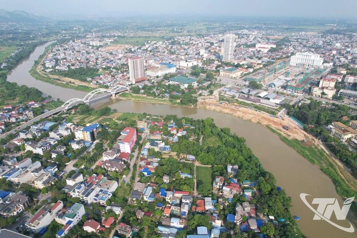 Các nhà thầu đang tập trung thi công Dự án xây dựng tuyến đê Hữu Cầu đoạn từ cầu Cao Ngạn đến đập Thác Huống.