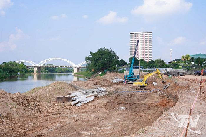 Dự án xây dựng tuyến đê Hữu Cầu đoạn từ cầu Cao Ngạn đến đập Thác Huống đang được các nhà thầu đẩy nhanh tiến độ.