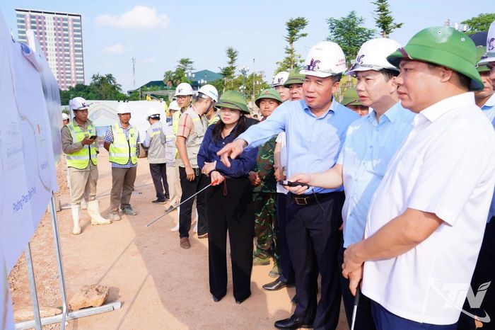 Đồng chí Chủ tịch UBND tỉnh yêu cầu các sở, ngành, địa phương và chủ đầu tư tập trung tháo gỡ ngay những điểm nghẽn, nhất là công tác giải phóng mặt bằng.