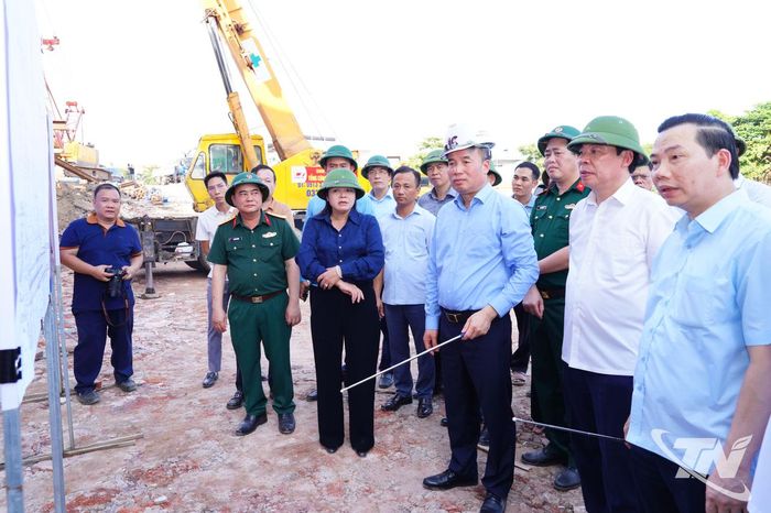 Đồng chí Chủ tịch UBND tỉnh Nguyễn Thế Mạnh kiểm tra tiến độ Dự án xây dựng mới cầu Gia Bảy.