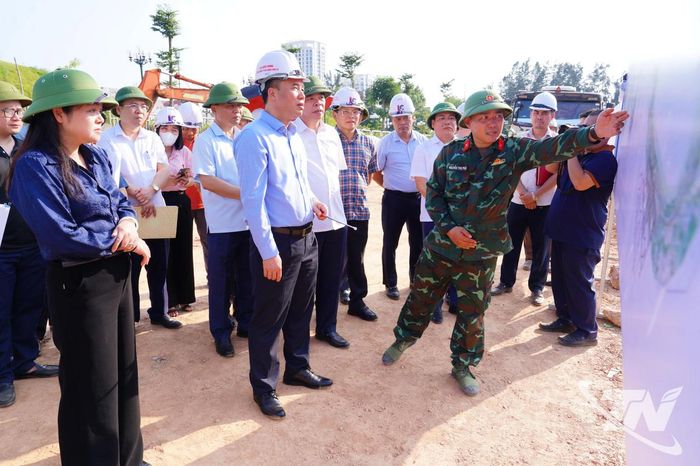 Đại diện nhà thầu báo cáo kế hoạch thi công Dự án xây dựng tuyến đê Hữu Cầu đoạn từ cầu Cao Ngạn đến đập Thác Huống.