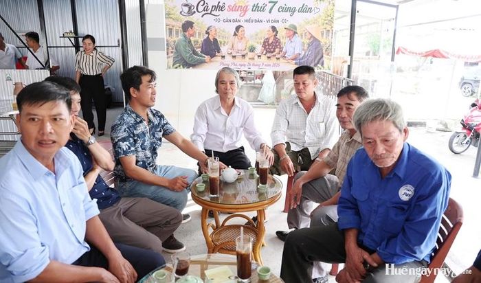 Người dân TDP Điền Lộc 2 trao đổi ý kiến tại chương trình.