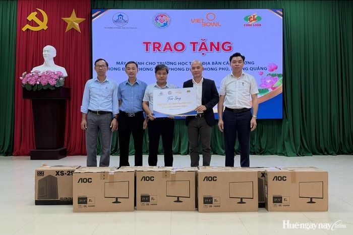  Đại diện Hội Đồng hương Huế tại TP. Hồ Chí Minh trao máy vi  tính cho các trường. 