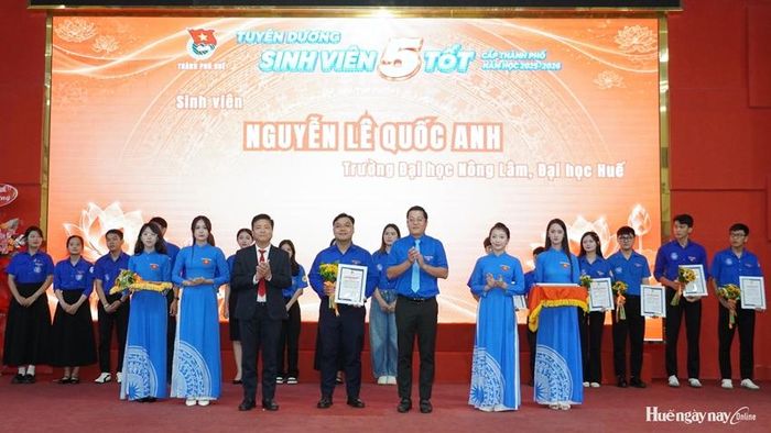 Đại diện Thành đoàn và Đại học Huế trao bằng khen cho các sinh viên đạt danh hiệu “Sinh viên 5 tốt” cấp thành phố năm 2026.