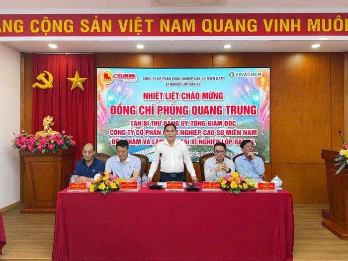 Ông Phùng Quang Trung đề nghị Xí nghiệp giữ vững chất lượng sản phẩm, ổn định sản xuất và quan tâm chăm lo đời sống người lao động