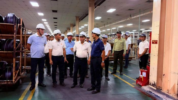 Tổng Giám đốc Phùng Quang Trung trực tiếp xuống khu vực sản xuất, kiểm tra hoạt động tại Xí nghiệp Lốp Radial