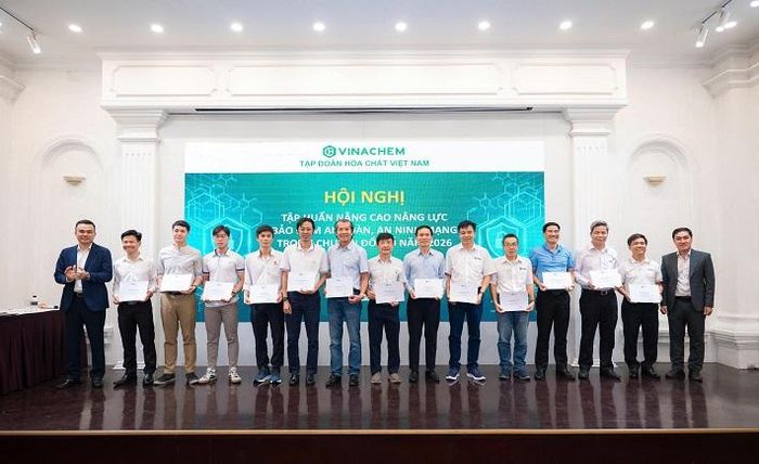 Các học viên nhận Giấy chứng nhận hoàn thành chương trình tập huấn
