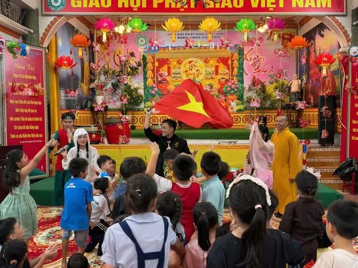 Vui Trung thu cùng các em thiếu nhi tại tổ đình Vạn Thọ