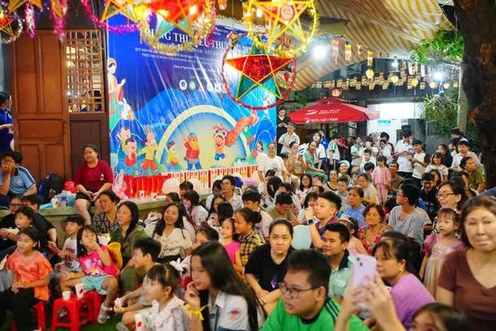 Chuỗi chương trình "Trung thu yêu thương 2026" do chư Tăng, Phật tử tịnh xá Ngọc Chánh - Nhóm Thiện nguyện Chánh Đạo tổ chức đã trao tặng 2.000 phần quà trực tiếp cũng như gián tiếp đến các em thiếu nhi tại TP.HCM, Cà Mau, An Giang, TP.Huế, Đắk Lắk, Khánh Hòa