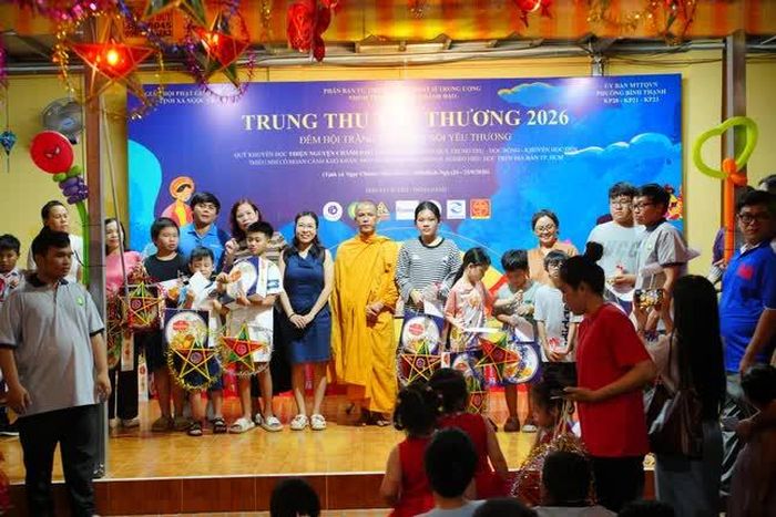 Trao Bằng công đức đến các mạnh thường quân và quà trung thu cho các em thiếu nhi 