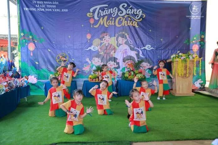 Trao 320 phần quà trung thu đến các em học sinh