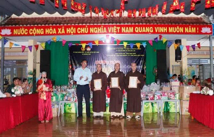 Đại đức Thích Minh Thuận đại diện Công ty TNHH Nhựa Long Thành gửi tặng quà, học bổng đến học sinh, người dân buôn làng tại xã Quảng Phú, Đắk Lắk; Chính quyền địa phương tri ân đến đại diện đoàn từ thiện