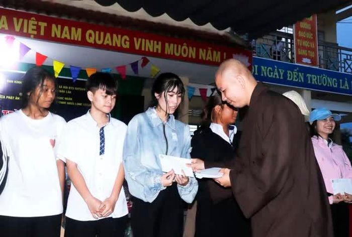 Nâng bước em tới trường giữa gập ghềnh đại ngàn