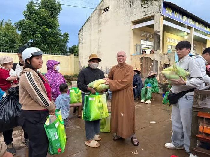 Trao quà đến bà con khó khăn