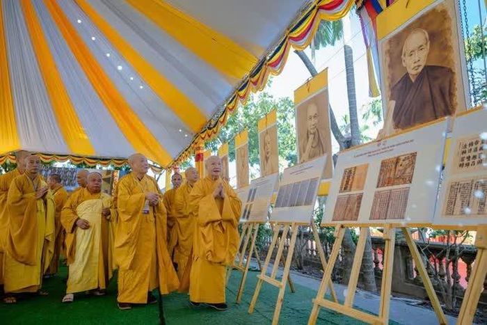 Tham quan khu vực triển lãm về sự hình thành, phát triển sơn môn Tế Xuyên - Bảo Khám