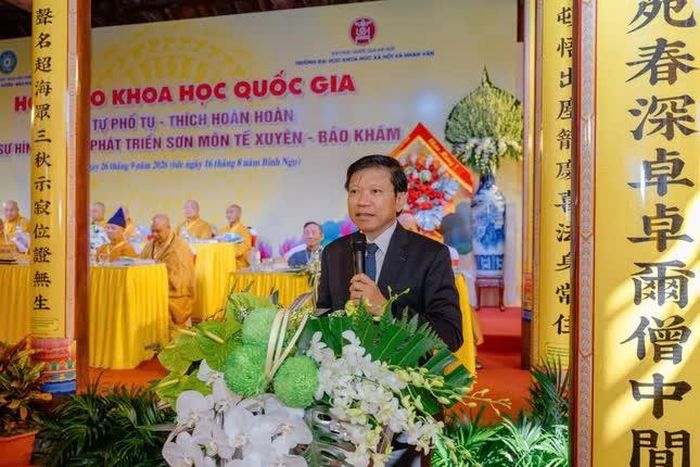 GS.TS Hoàng Anh Tuấn trình bày đề dẫn hội thảo