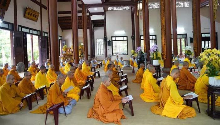 Hội đồng Điều hành Học viện Phật giáo VN tại Huế và Tăng Ni sinh tụng kinh Di giáo