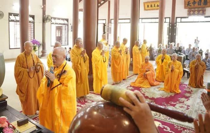 Hòa thượng Thích Giác Đạo sám chủ khóa lễ cúng ngọ truyền thống