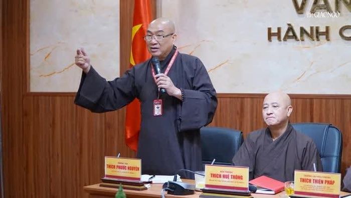 Thượng tọa Thích Phước Nguyên phát biểu tại buổi họp