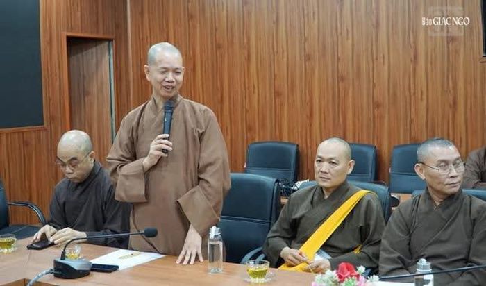 Chư tôn đức đại diện Ban Giám hiệu các Trường Trung cấp Phật học phát biểu tại buổi họp