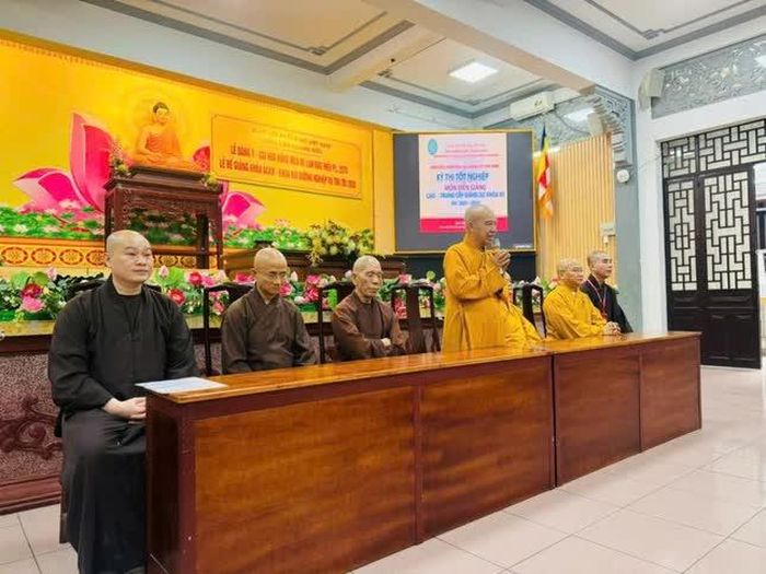 Hòa thượng Thích Nhựt Hỷ sách tấn Tăng Ni giảng sinh trước buổi thi