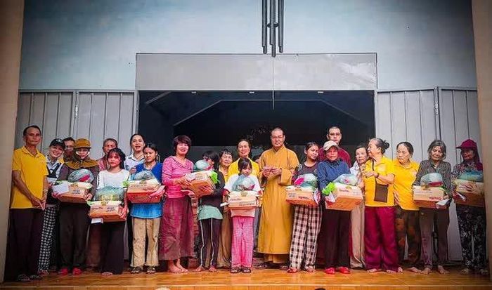 Tặng quà đến người dân khó khăn vùng Nam Trà My