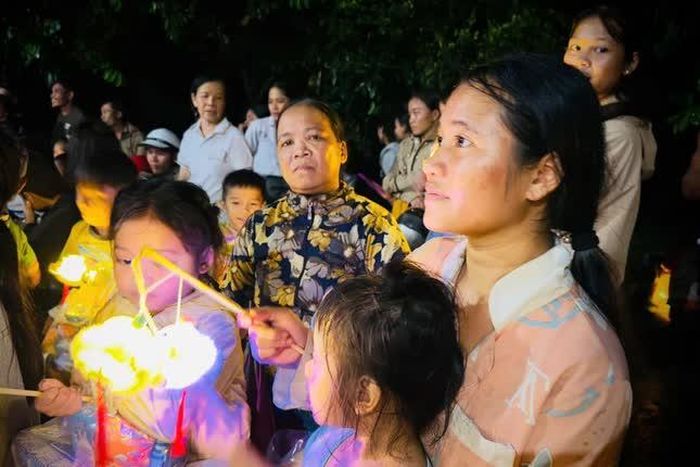 Hơn 500 phần quà Trung thu gồm bánh, kẹo, sữa và tiền mặt được trao đến các em nhỏ