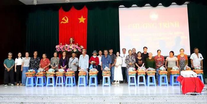Tịnh thất An Lạc trao quà đến người dân có hoàn cảnh khó khăn