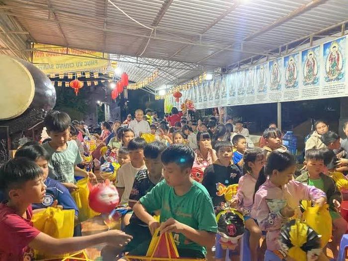 Các em nhỏ vui trung thu tại chùa Liên Hoa