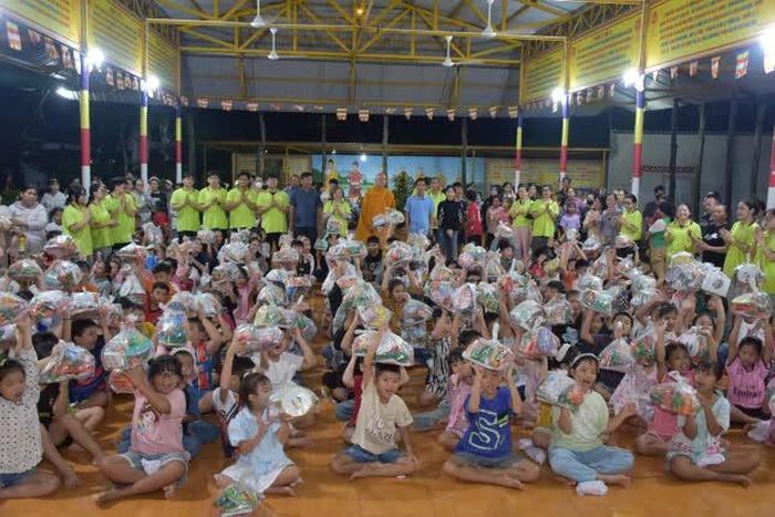 Các em thiếu nhi về tịnh xá Ngọc Nhơn vui Trung thu và nhận quà