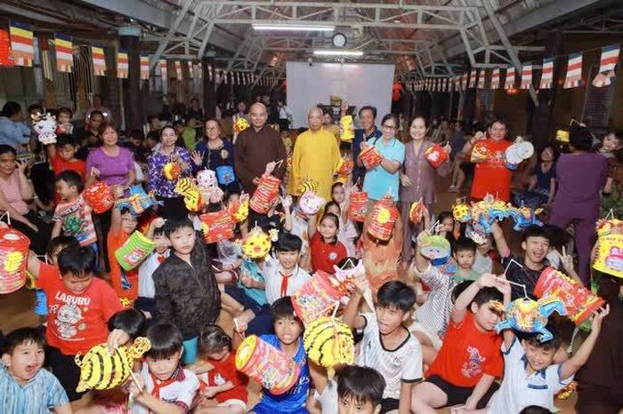 Các em nhỏ vui chơi, nhận quà trung thu tại chùa Huyền Trang