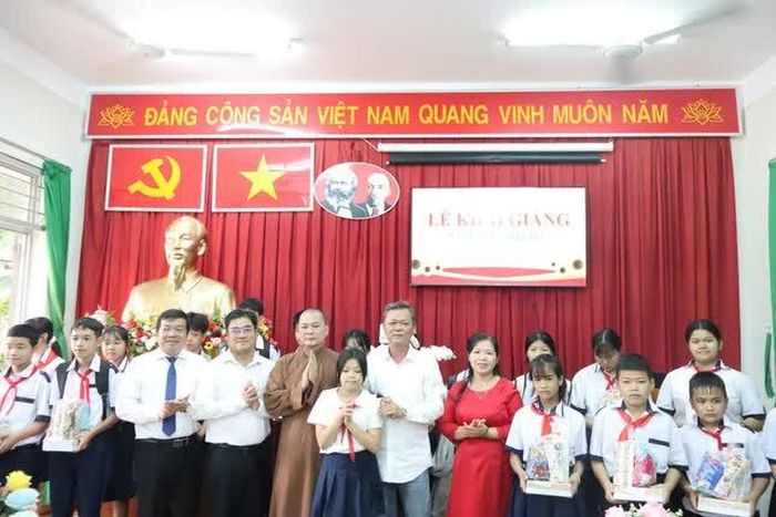 Trao quà đến các em học sinh
