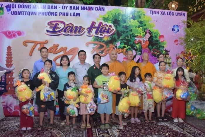 Trao quà trung thu đến các em thiếu nhi