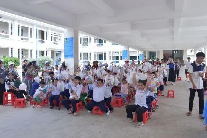 Các em học sinh Trường Tiểu học Lạc Đạo (phường Phan Thiết) háo hức nhận quà