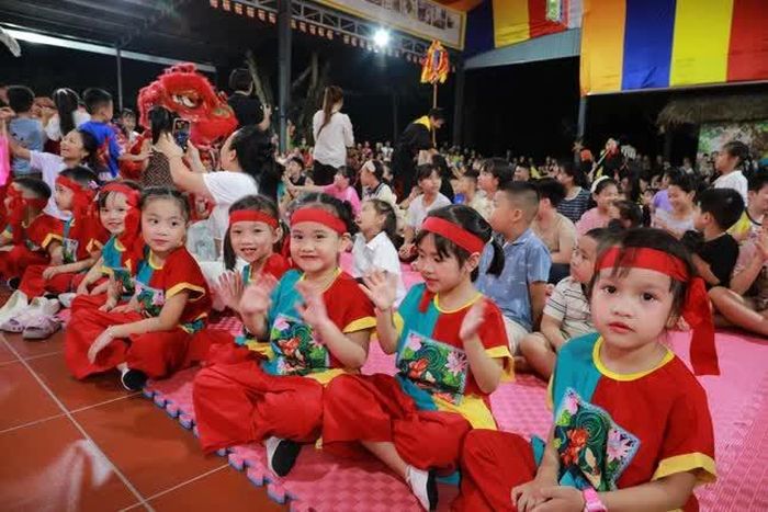 Các em nhỏ vui Trung thu tại chùa Thiên Trúc