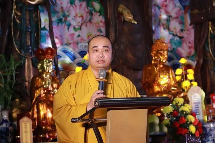 Đại đức Thích Chân Định chúc cho mỗi ước mơ của các em đều sáng đẹp như vầng trăng rằm