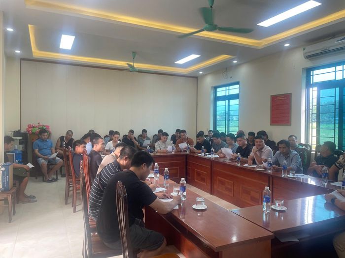Lái xe và doanh nghiệp ký cam kết về đảm bảo ATGT.
