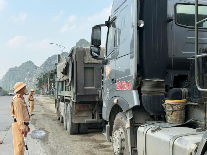 Lực lượng CSGT số 5, Phòng Cảnh sát giao thông, Công an tỉnh Phú Thọ vẫn thường xuyên kiểm tra các phương tiện hoạt động trên đường.