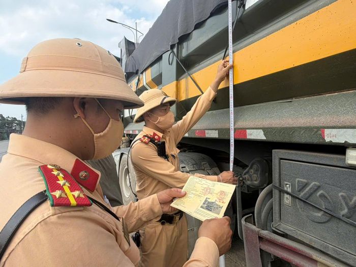 Kiểm tra kích thước thùng xe và tuyên truyền lái xe chở đúng trọng tải, không cơi nới thành thùng
